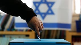 Selon les sondages réalisés à la sortie des urnes, le Likoud-Beitenou (droite) du Premier ministre israélien Benjamin Netanyahu est en tête des législatives de mardi, mais les formations de centre gauche réalisent une percée inattendue qui pourrait compli