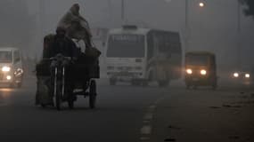 L'une des principales artères de New Delhi, envahie par un brouillard de pollution, le 7 novembre 2016.