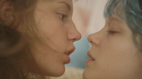 Léa Seydoux et Adèle Exarchopoulos incarnent les personnages de la BD à succès de Julie Maroh. Léa Seydoux et Adèle Exarchopoulos incarnent les personnages de la BD à succès de Julie Maroh.
