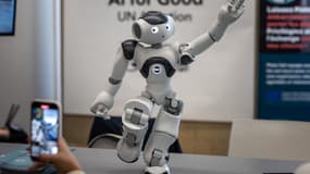 Le robot humanoïde "Nao" sur le stand de la société Aldebaran lors du sommet mondial AI for Good de l'Union internationale des télécommunications (UIT) à Genève (Suisse), le 5 juillet 2023 (photo d'illustration).