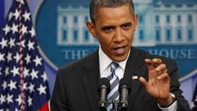 Barack Obama a prévenu vendredi que le temps venait à manquer pour la résolution de la question du relèvement du plafond de l'endettement des Etats-Unis. /Photo prise le 15 juillet 2011/REUTERS/Larry Downing