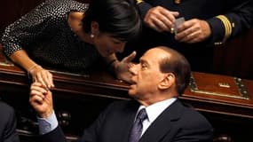 Silvio Berlusconi en discussion avec la ministre pour l'Egalité des chances Mara Carfagna au parlement de Rome. La rupture entre le camp Berlusconi et la faction Fini au sein du Peuple de la liberté risque de conduire l'Italie à des élections législatives