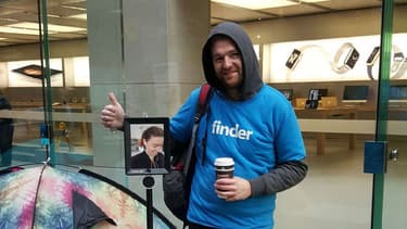 Le robot de téléprésence Lucy devant l'Apple Store de Sydney.