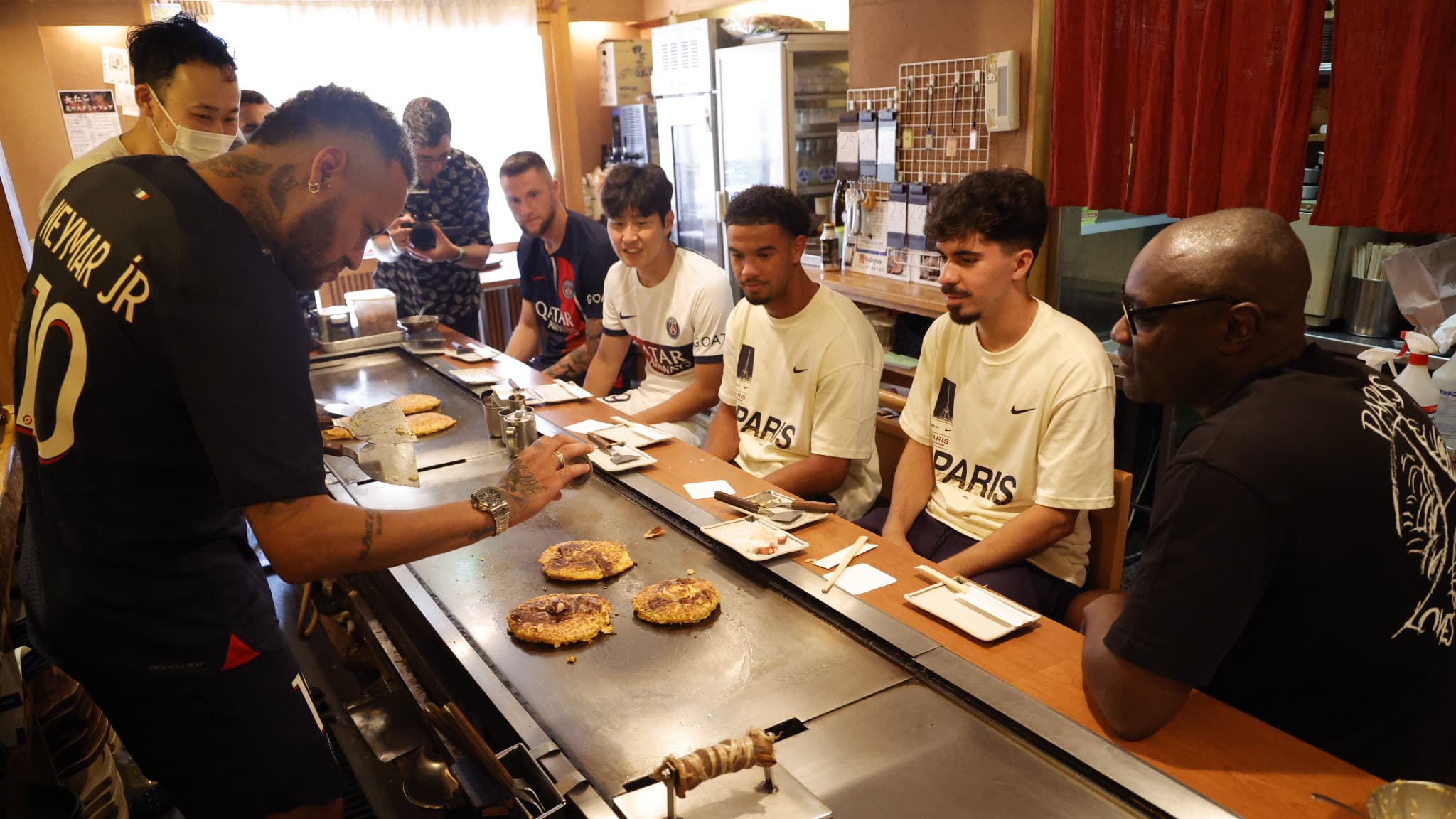 Neymar cuisine au Japon pendant la tournée du PSG, 24 juillet 2023