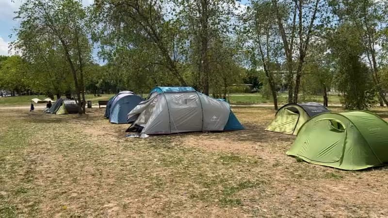Des migrants sont installés place de l'Etoile à Strasbourg.
