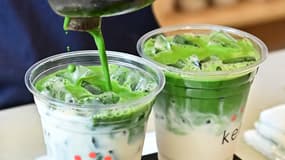 Du matcha ajouté à des boissons dans un bar de Los Angeles, en Californie, le 20 mai 2025 (photo d'illustration).