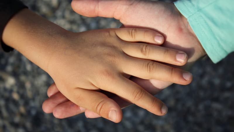 La main d'un enfant dans celle d'un adulte (photo d'illustration)