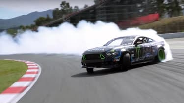 Le pilote américain Vaughn Gittin Jr parcourt presque un kilomètre en drift sur le circuit de Barcelone. Fou!