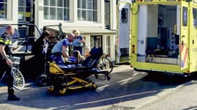 Des secours prenant en charge une personne blessée dans une attaque au couteau à Amsterdam (Pays-Bas), le 27 mars 2025.