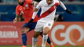 Paolo Guerrero, ici devant Arturo Vidal, est devenu le meilleur buteur de la compétition