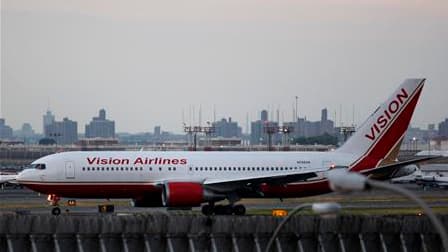 Avion de la compagnie Vision Airlines, jeudi soir à l'aéroport La Guardia de New York, dans lequel auraient pris place certains suspects d'espionnage accusés de travailler pour Moscou. Selon le département américain de la Justice, dix agents secrets insta