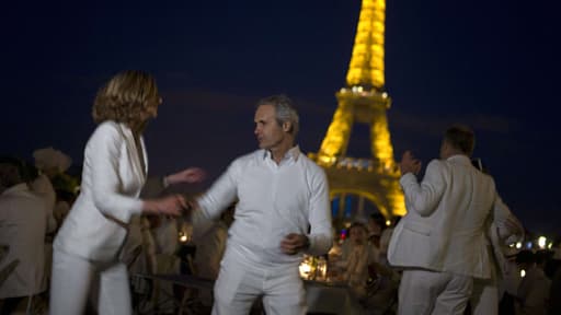 Des participants au "Dîner en blanc" devant la Tour Eiffel jeudi soir.