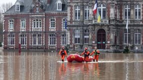 La place de la mairie d'Arques sous les eaux le 4 janvier 2024