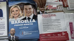 Une femme prépare l'envoi des professions de foi pour les élections législatives, à Marsac-sur-l'Isle, le 21 juin 2024.