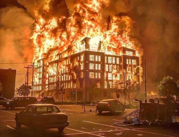 Ce bâtiment incendié à Minneapolis n'appartient pas à la police. Ce bâtiment incendié à Minneapolis n'appartient pas à la police.