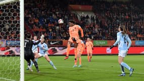 La tête de Lineth Beerensteyn devant la gardienne Nicky Evrard lors de Pays-Bas-Belgique (4-0, Ligue des nations), le 5 décembre 2023