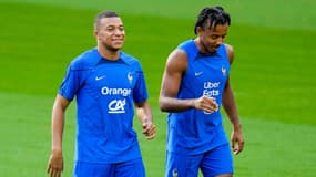 Kylian Mbappé avec Jules Koundé lors d'un entraînement de l'équipe de France en septembre 2023