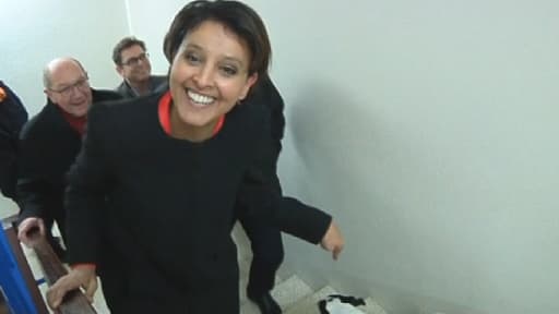 Najat Vallaud-Belkacem dans un immeuble à Caen, mercredi.