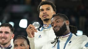 Victor Wembanyama sur le podium olympique avec la médaille d'argent glanée par l'équipe de France de basket, JO de Paris 2024, 10 août 2024