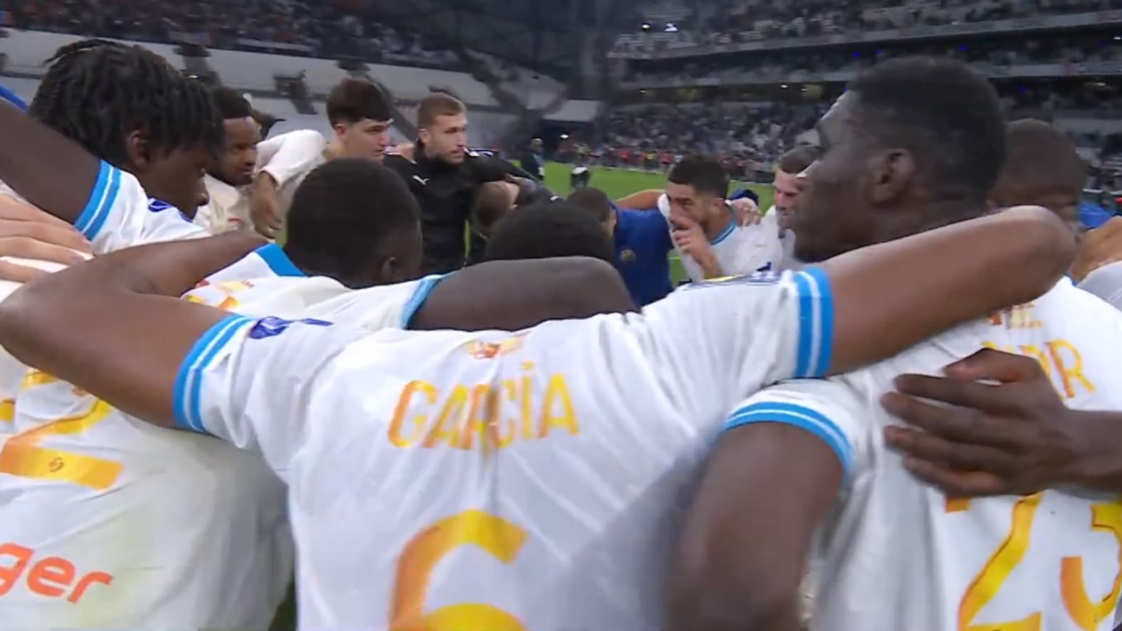 Le discours de Samuel Gigot au milieu de ses coéquipiers de l'OM au Vélodrome, 28 avril 2024 Le discours de Samuel Gigot au milieu de ses coéquipiers de l'OM au Vélodrome, 28 avril 2024