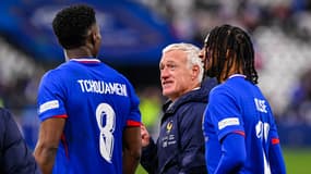 Didier Deschamps en discussion avec Aurélien Tchouaméni et Michael Olise après France-Croatie, le 23 mars 2025