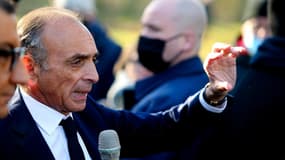 Le candidat d'extrême droite à la présidentielle française Eric Zemmour devant le château de Villers-Cotterêts, dans l'Aisne, le 15 janvier 2022