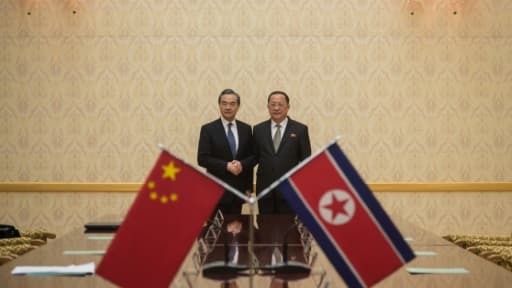 Le ministre chinois des Affaires étrangères Wang Yi (G) et son homologue nord-coréen Ri Yong Ho à Pyongyang le 2 mai 2018