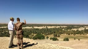 Le Premier ministre français Jean Castex discute avec un soldat français déployé à Faya-Largeau, au Tchad, le 1er janvier 2021.