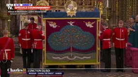 Le roi Charles III reçoit l'onction d'huile sainte