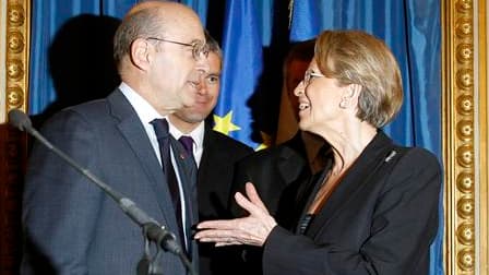 Passation de pouvoirs entre Michèle Alliot-Marie et Alain Juppé au ministère des Affaires étrangères. L'ancien Premier ministre a pris ses fonctions en reconnaissant que sa mission serait "très difficile". /Photo prise le 1er mars 2011/REUTERS/Benoît Tess