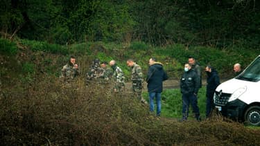 Gendarmes et enquêteurs dans la forêt de Issancourt-et-Rumel (nord-est), le 10 avril 2021 à la recherche du corps de Estelle Mouzin