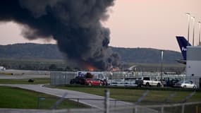 Les flammes et la fumée à l'aéroport international de Louisville, dans le Kentucky, après le crash d'un avion-cargo d'UPS ce mardi 4 novembre 2025. 