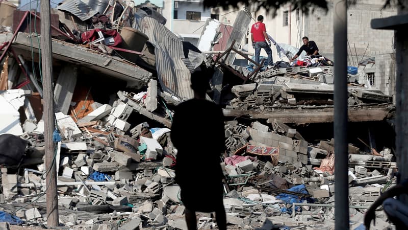 Un Palestinien regarde sa maison détruite par une frappe israélienne, le 23 août 2014, à Gaza.