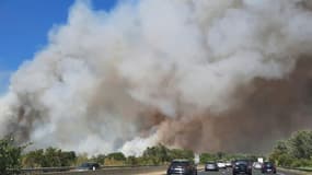 Un incendie dans le Gard provoque un important panache de fumée sur l'autoroute A9 nécessitant la fermeture partielle de la voie, le 31 juillet 2022