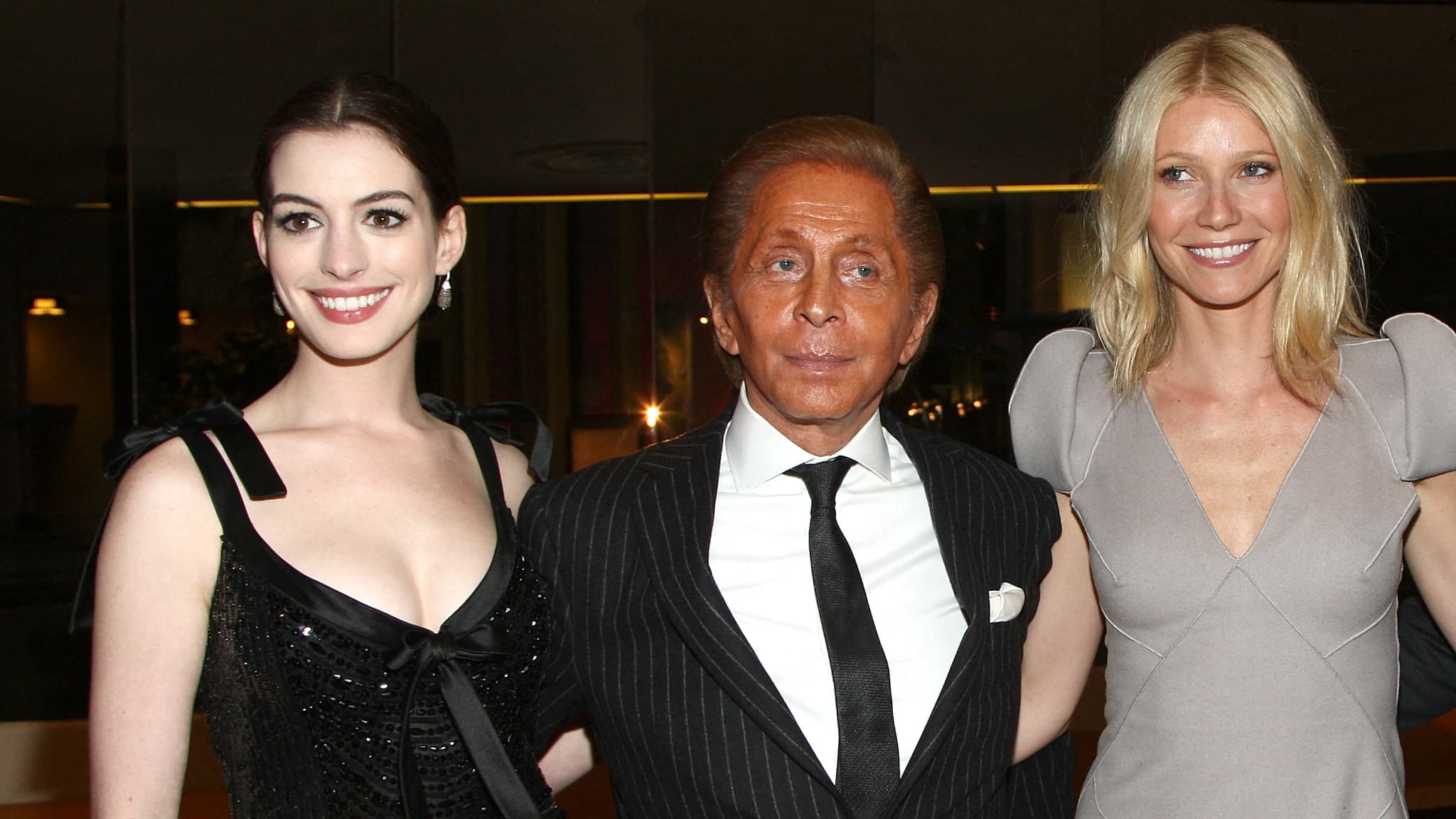 L'actrice Anne Hathaway, le créateur Valentino Garavani et l'actrice Gwyneth Paltrow arrivent à la première de "Valentino: The Last Emperor" au LA County Museum of Art, le 1er avril 2009 à Los Angeles, en Californie. 