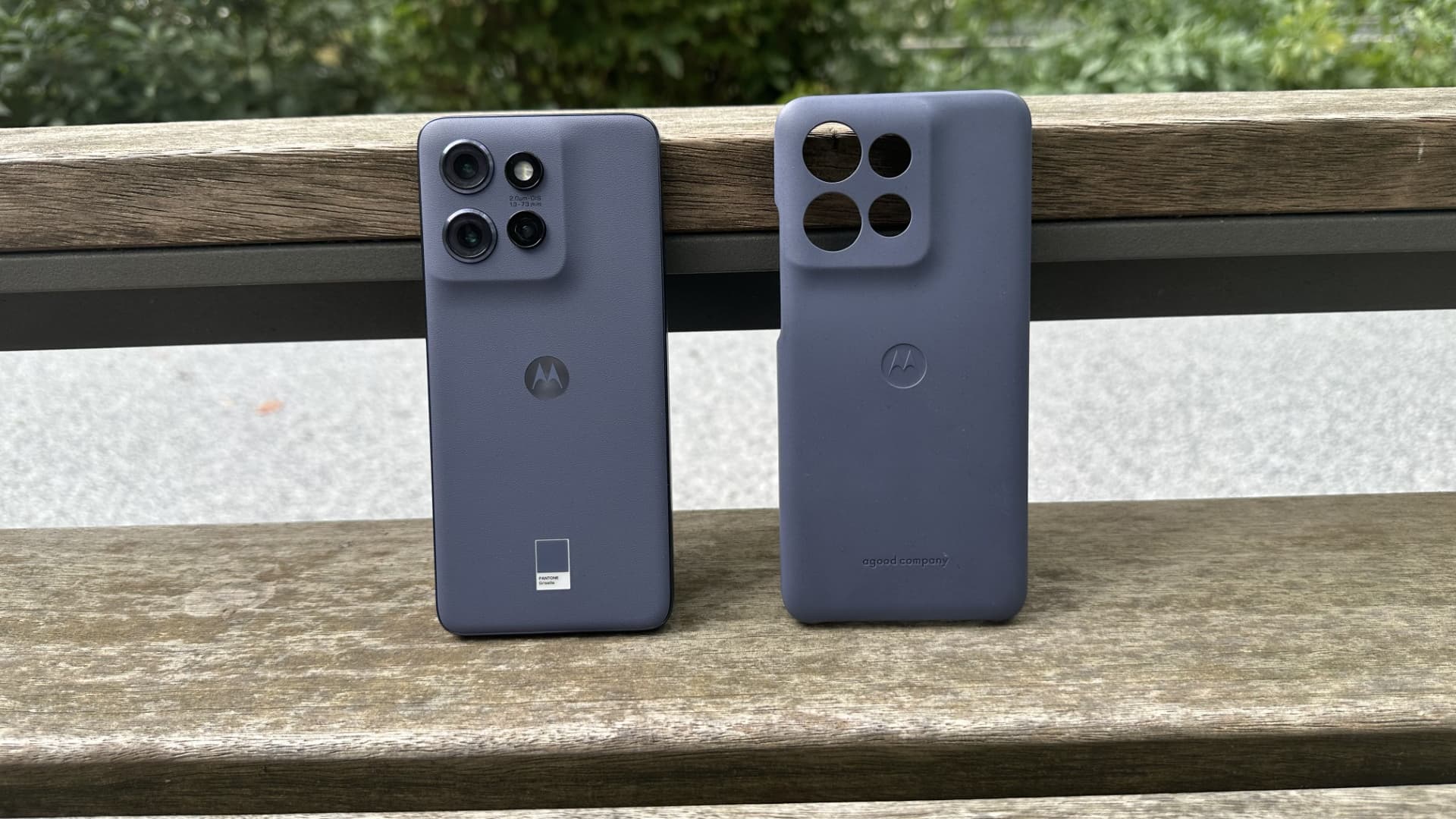 Le Motorola Edge 50 Neo est fourni avec une coque.