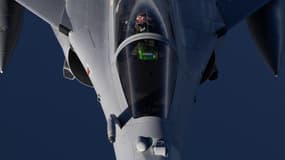 Un avion de chasse Rafale de l'armée de l'air française survole les côtes sud-ouest de la France le 26 septembre 2025, dans le cadre des manœuvres interalliées et interarmées nationales Volfa 2025.