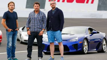 Le monstre bleu qui se cache derrière le trio, c'est elle, la Lexus LFA.