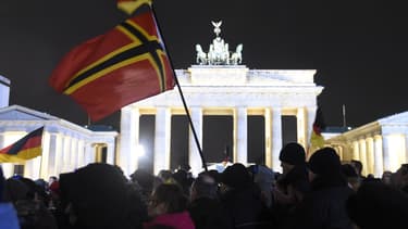 Le mouvement anti-islam Pegida, lundi 12 janvier, manifestait à la porte de Brandebourg. Au premier plan le drapeau de la "résistance" allemande.