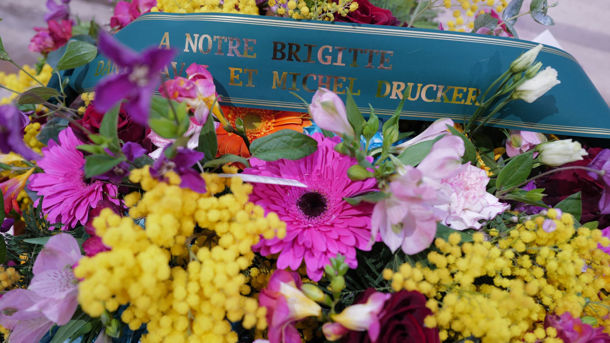 La gerbe de fleurs déposée par Michel Drucker pour Brigitte Bardot à Saint-Tropez, le 6 janvier 2025 La gerbe de fleurs déposée par Michel Drucker pour Brigitte Bardot à Saint-Tropez, le 6 janvier 2025