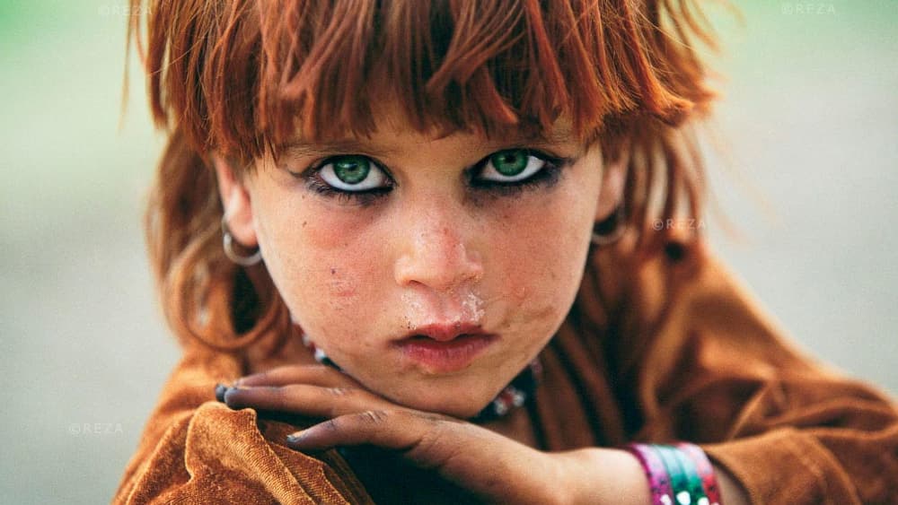 Cette photo d'une jeune fille afghane est l'une des plus connues de Reza. Elle a fait la couverture du National Geographic. Cette photo d'une jeune fille afghane est l'une des plus connues de Reza. Elle a fait la couverture du National Geographic.