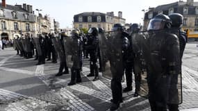 Des policiers lors d'une manifestation contre la réforme des retraites, à Bordeaux, le 28 mars 2023.