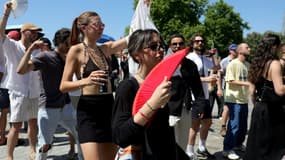 Des participants à la Fête de la musique en pleine vague de chaleur, le 21 juin 2025 à Paris  