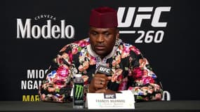 Francis Ngannou en conférence de presse, à Las Vegas le 25 mars 2021