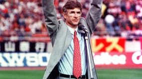 Arsène Wenger le 28 septembre 1996, quand il annonce son départ de Nagoya (Japon)
