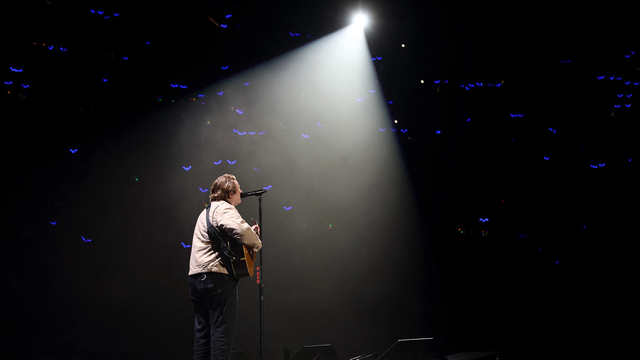 Le chanteur Lewis Capaldi sur scène à Inglewood (Californie, États-Unis), le 2 décembre 2022. Le chanteur Lewis Capaldi sur scène à Inglewood (Californie, États-Unis), le 2 décembre 2022.