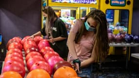 (ARCHIVE) Des personnes portant des masques dans un bowling à Westgate Lanes à Austin au Texas, le 22 mai 2020 