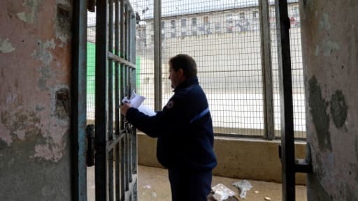 Un surveillant dans les locaux délabrés des Baumettes, en juin 2013.