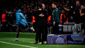 L'accolade entre Luis Enrique, entraîneur du PSG, et Mikel Arteta, coach d'Arsenal, en demi-finale retour de Ligue des champions, 7 mai 2025