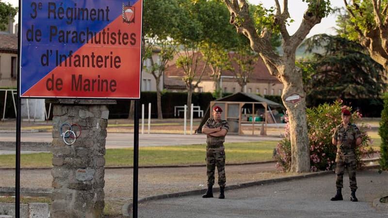 Deux ans de prison, dont 18 mois avec sursis, ont été requis jeudi contre le parachutiste qui avait blessé 16 civils en 2008 dans une caserne de Carcassonne (Aude) après une confusion entre balles "à blanc" et balles réelles. /Photo d'archives/REUTERS/Pas